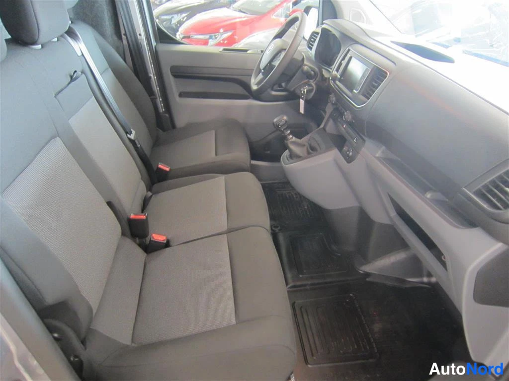Harmaa Toyota Proace 2023, etuistuimet, kuva 10