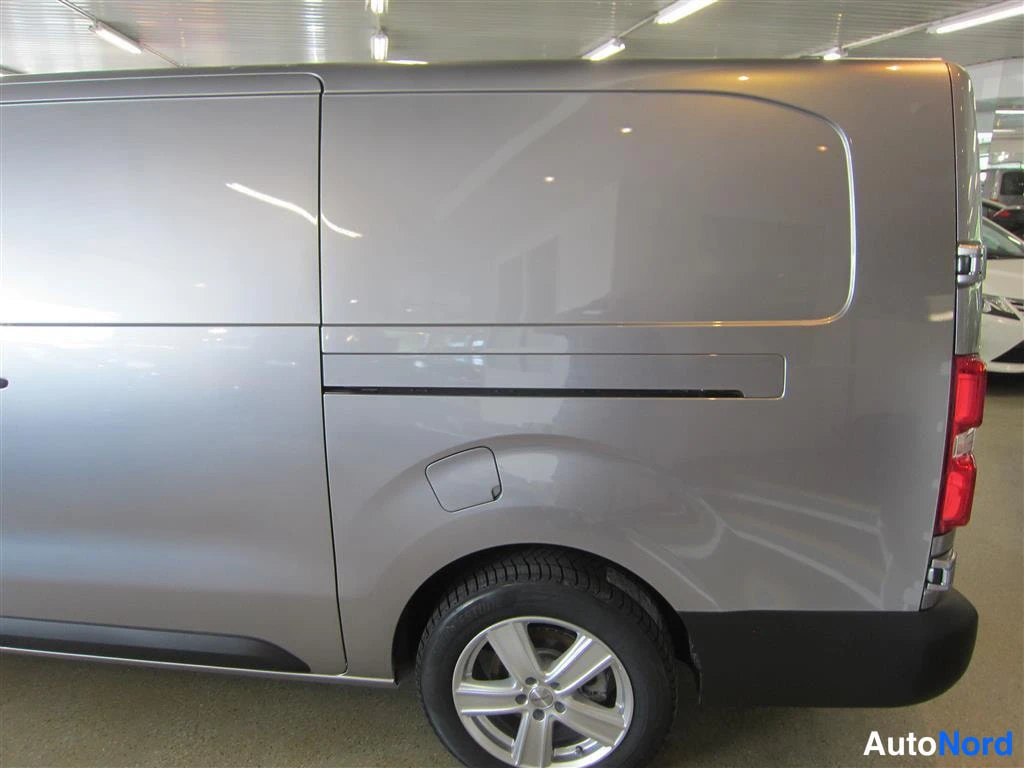 Harmaa Toyota Proace 2023, takaviisto, kuva 6