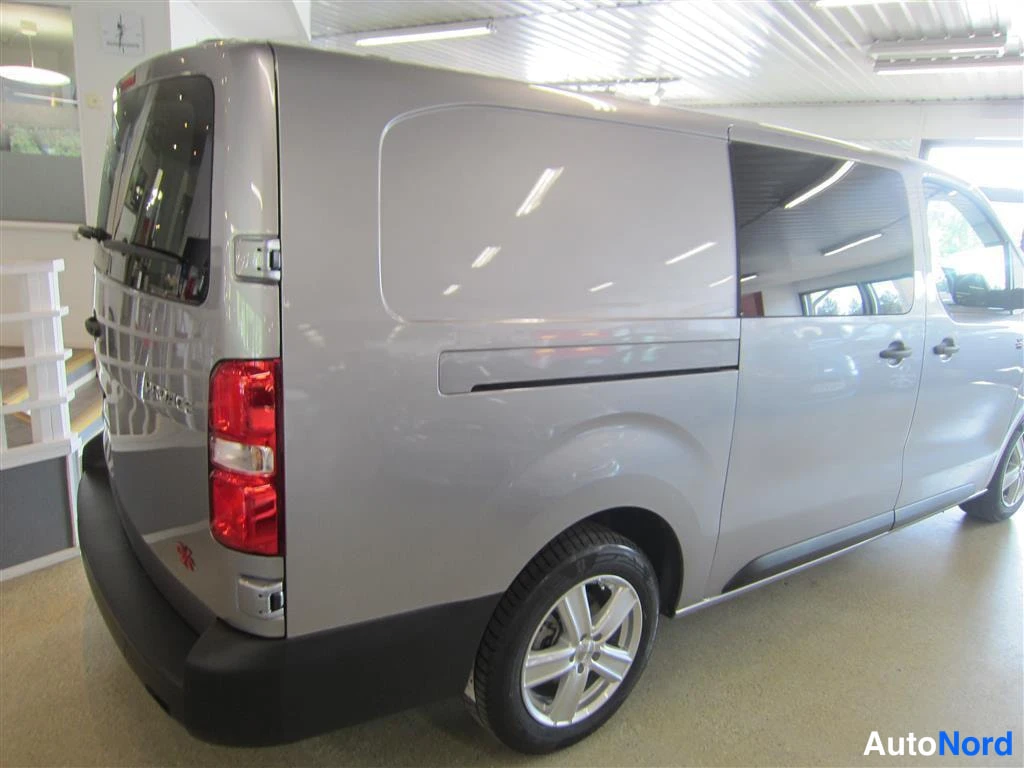 Harmaa Toyota Proace 2023, takaviisto, kuva 5