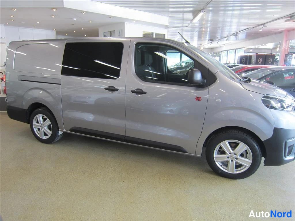 Harmaa Toyota Proace 2023, etuviisto, keula oikealle, kuva 3