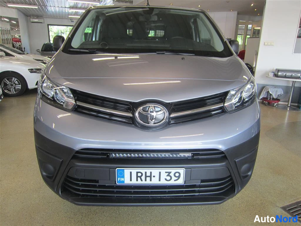 Harmaa Toyota Proace 2023, edestä, kuva 4