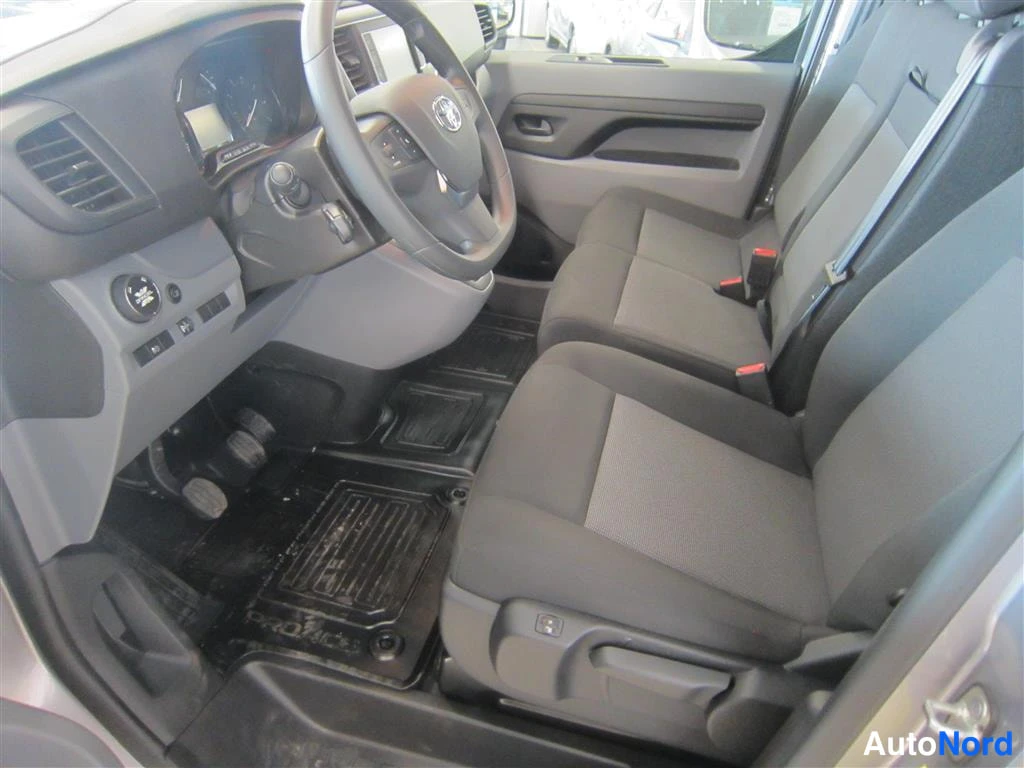 Harmaa Toyota Proace 2023, etuistuimet, kuva 9