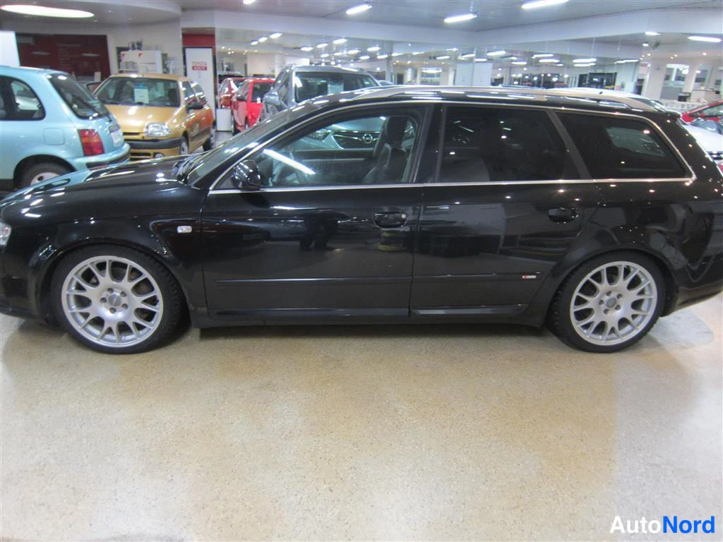 Musta Audi A4 2005, sivulta, kuva 4