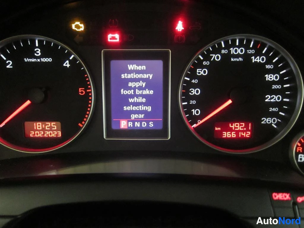 Musta Audi A4 2005, yksityiskohta, kuva 16