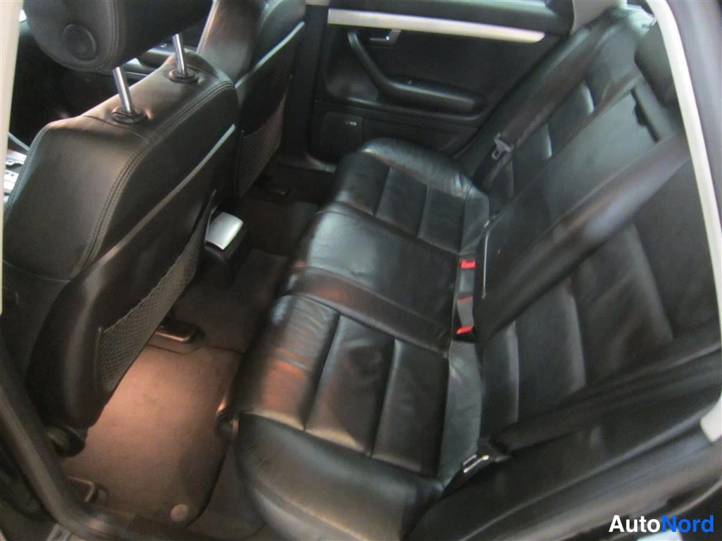 Musta Audi A4 2005, takaistuimet, kuva 11