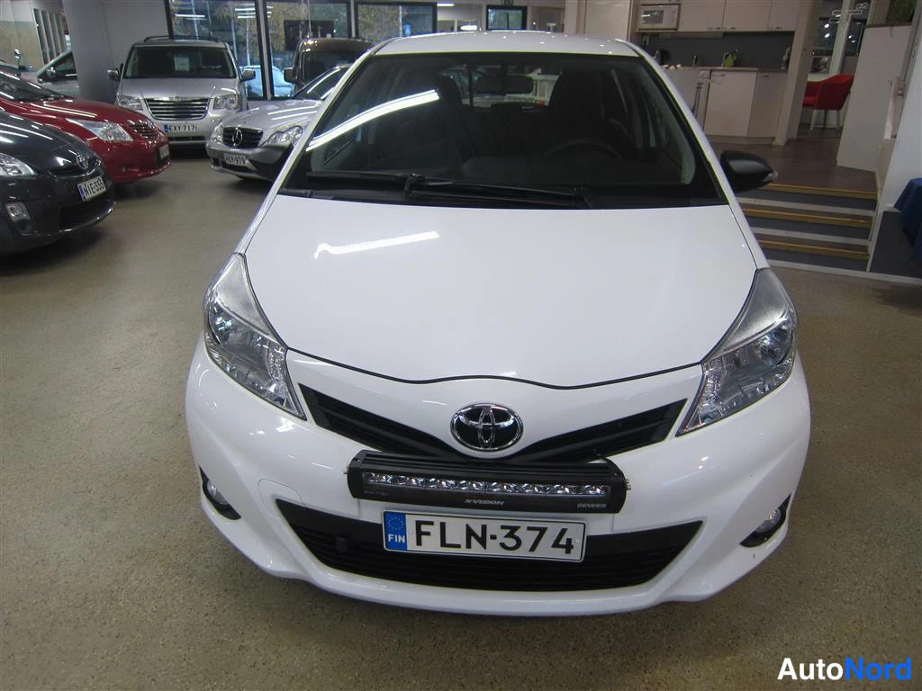 Valkoinen Toyota Yaris 2014, edestä, kuva 2
