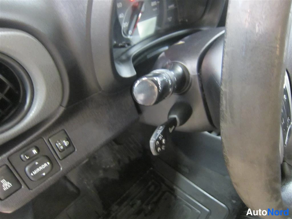 Valkoinen Toyota Yaris 2014, yksityiskohta, kuva 13