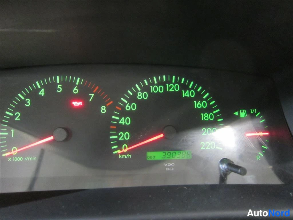 Punainen Toyota Corolla 2002, yksityiskohta, kuva 15