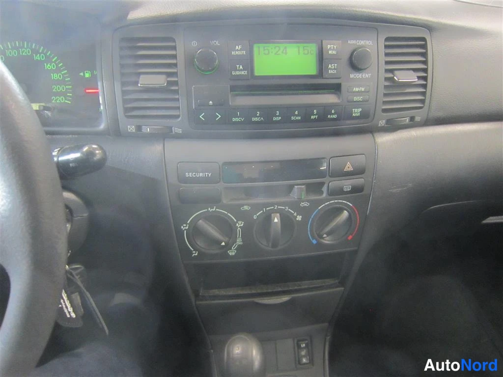 Punainen Toyota Corolla 2002, yksityiskohta, kuva 16