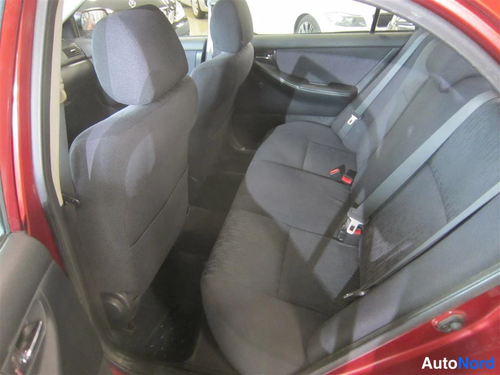Punainen Toyota Corolla 2002, takaistuimet, kuva 10