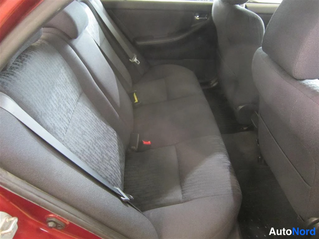 Punainen Toyota Corolla 2002, takaistuimet, kuva 11