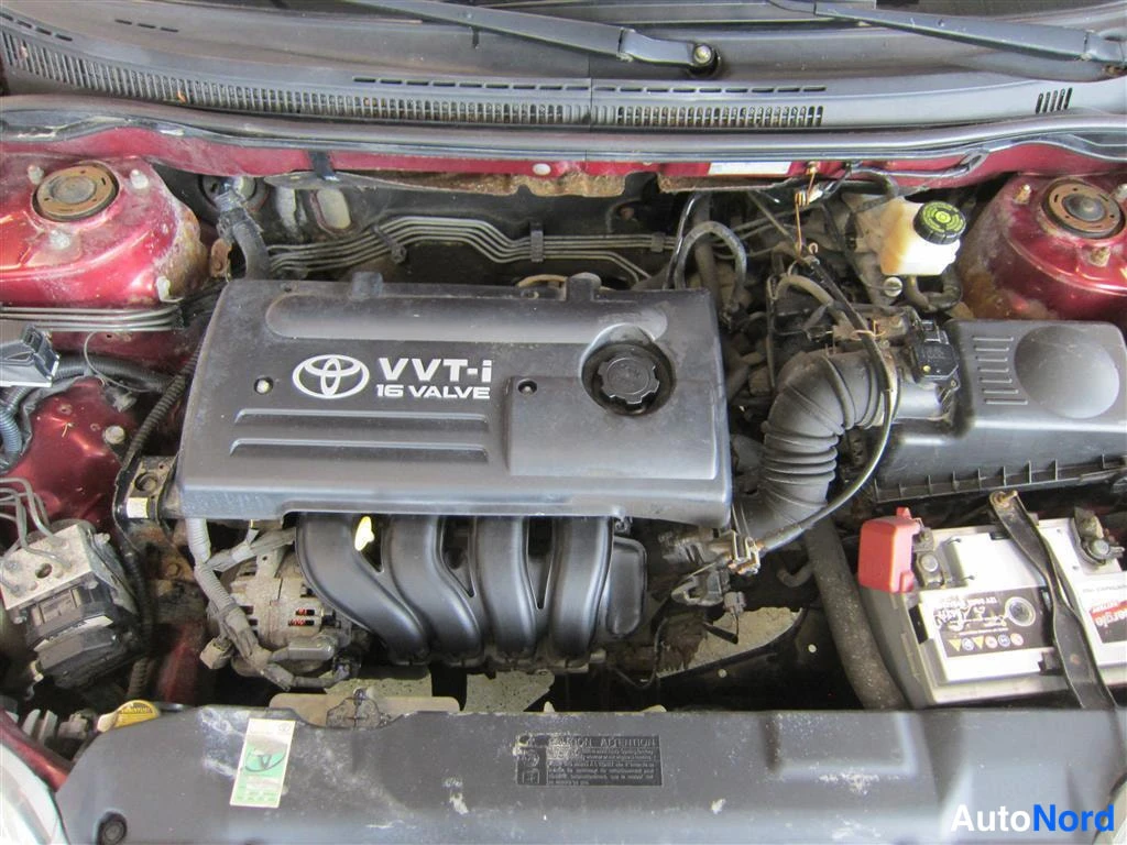 Punainen Toyota Corolla 2002, moottoritila, kuva 13