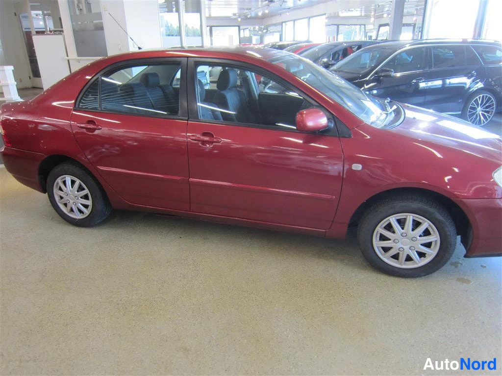Punainen Toyota Corolla 2002, etuviisto, keula oikealle, kuva 2