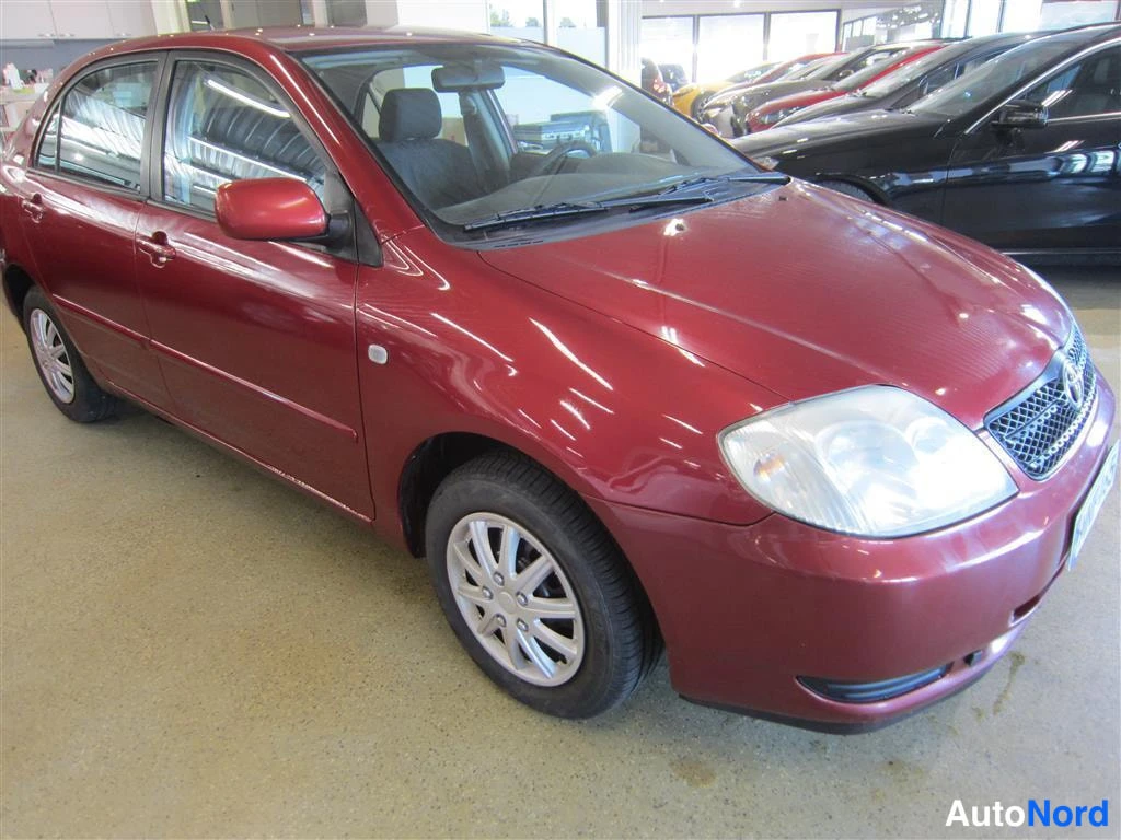 Punainen Toyota Corolla 2002, etuviisto, keula oikealle, kuva 3