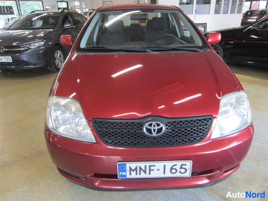 Punainen Toyota Corolla 2002, edestä, kuva 4