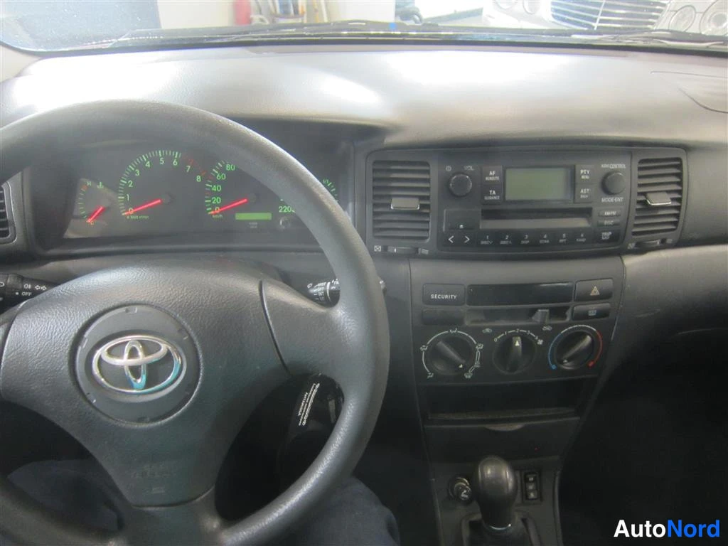 Punainen Toyota Corolla 2002, ohjaamo, kuva 9
