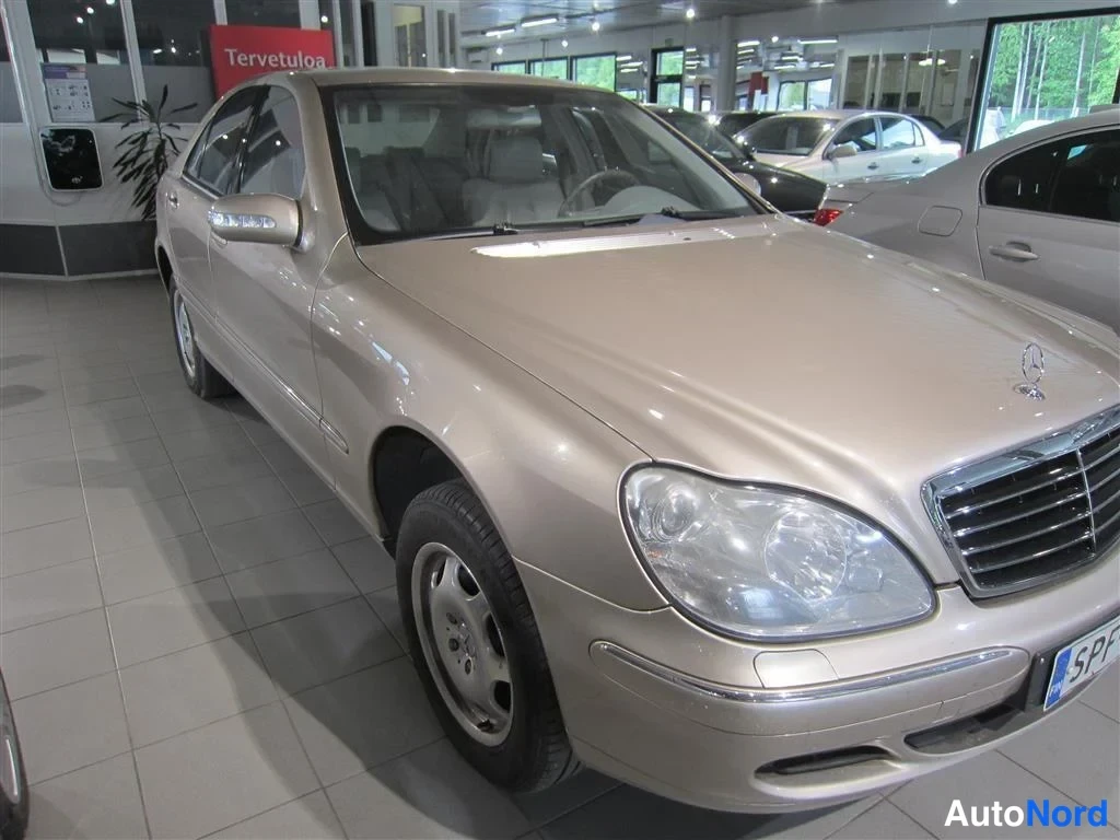 Harmaa Mercedes-benz S 2003, etuviisto, keula oikealle, kuva 2