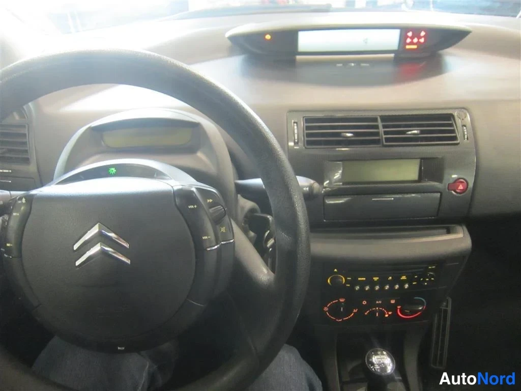 Harmaa Citroen C4 2007, ohjaamo, kuva 10