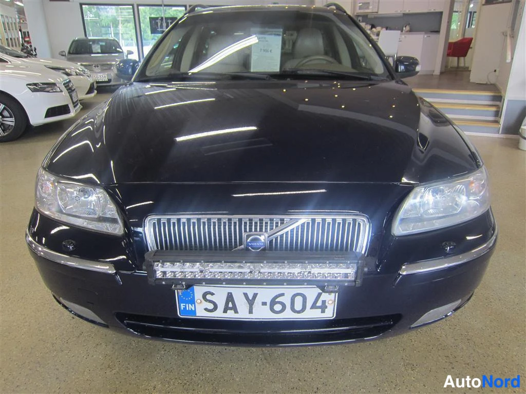 Sininen Volvo V70 2006, edestä, kuva 3
