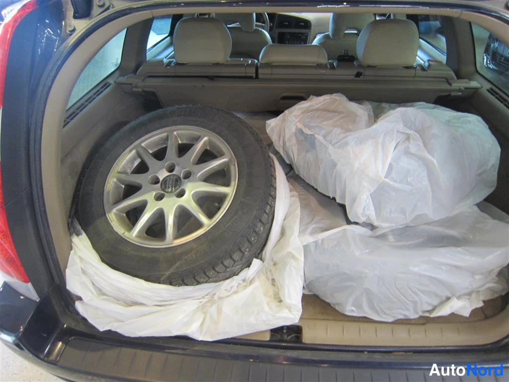 Sininen Volvo V70 2006, tavaratila, kuva 12