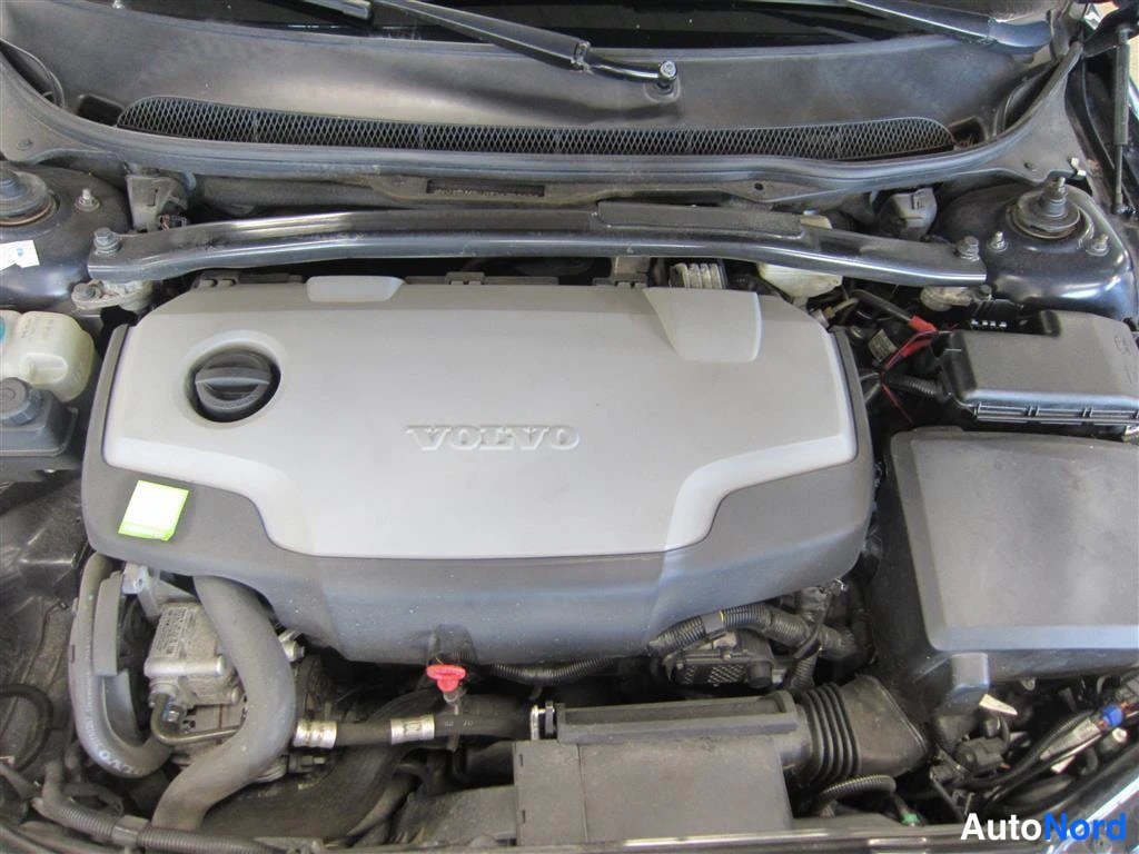 Sininen Volvo V70 2006, moottoritila, kuva 13