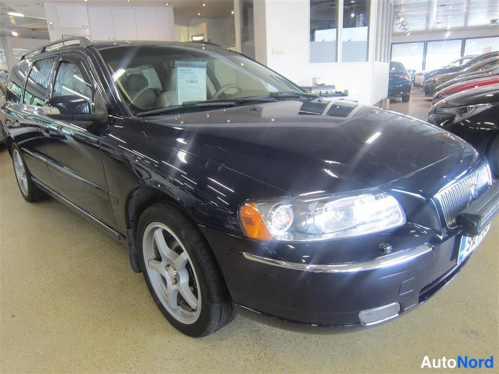 Sininen Volvo V70 2006, etuviisto, keula oikealle, kuva 2