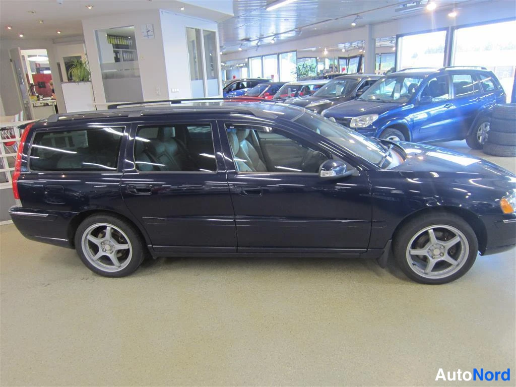 Sininen Volvo V70 2006, sivulta, kuva 4