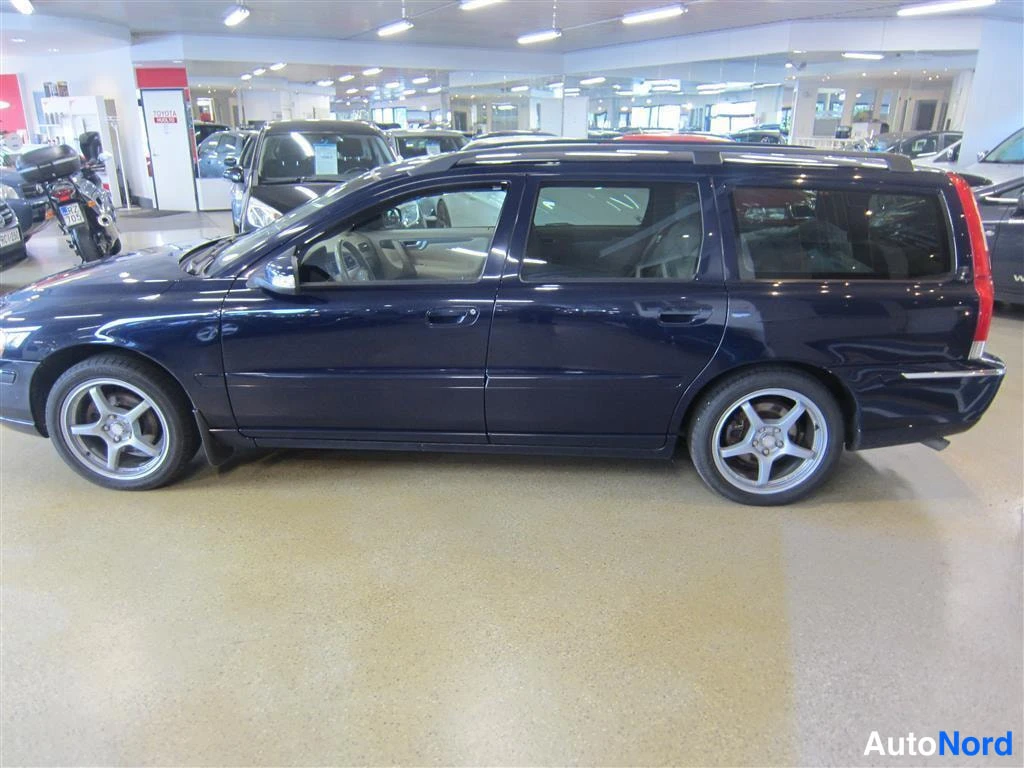 Sininen Volvo V70 2006, sivulta, kuva 5