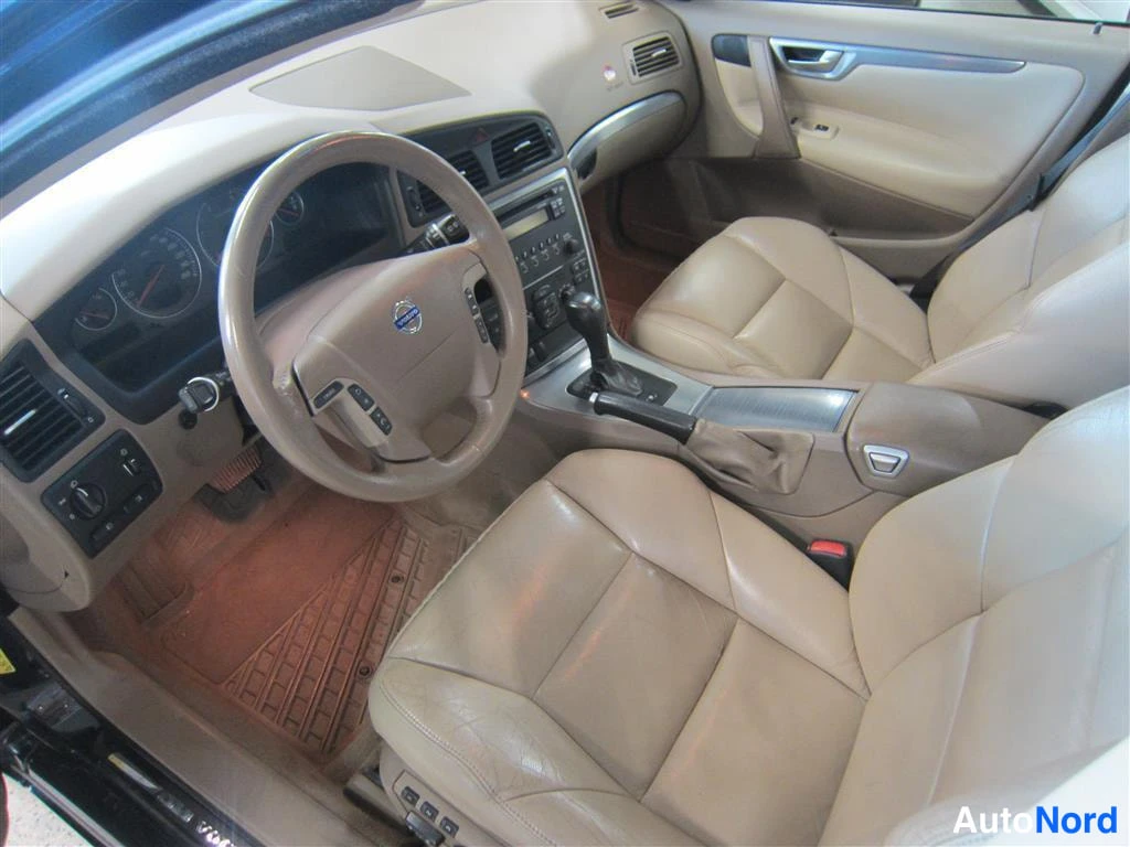Sininen Volvo V70 2006, ohjaamo, kuva 7
