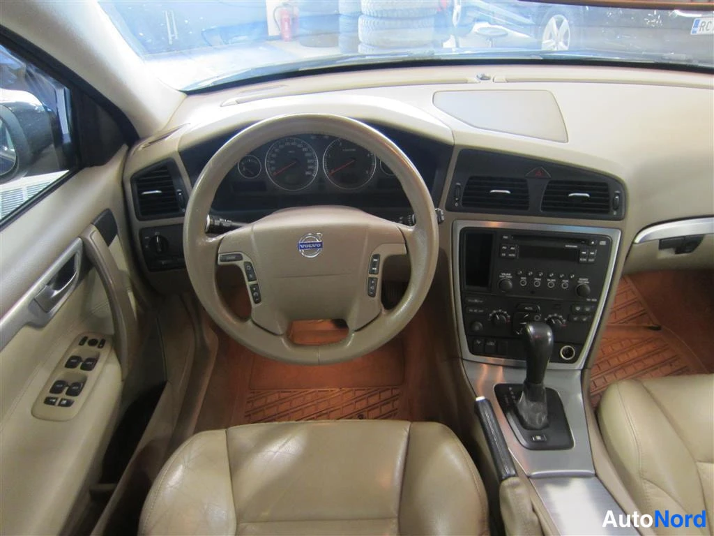 Sininen Volvo V70 2006, ohjaamo, kuva 8