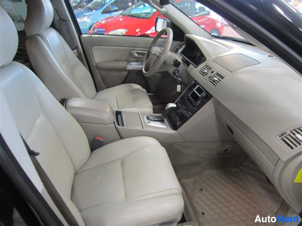 Musta Volvo XC90 2004, ohjaamo, kuva 8