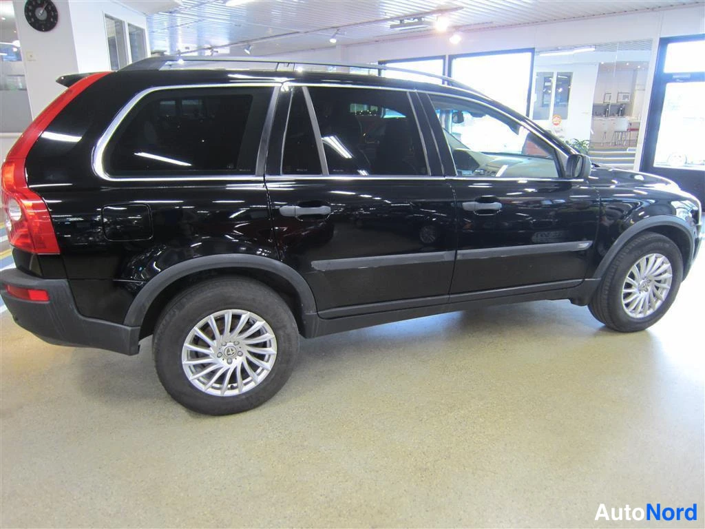 Musta Volvo XC90 2004, takaviisto, kuva 3