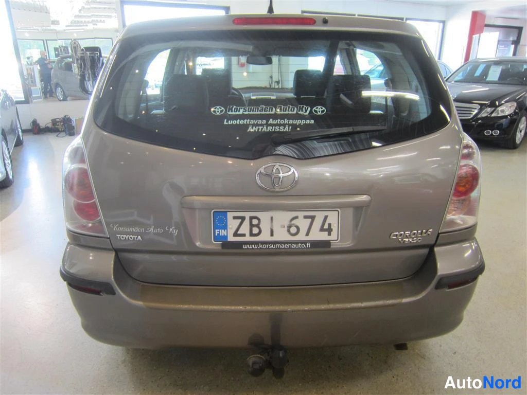 Beige Toyota Corolla Verso 2005, takaa, kuva 8