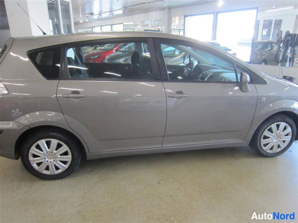 Beige Toyota Corolla Verso 2005, sivulta, kuva 5
