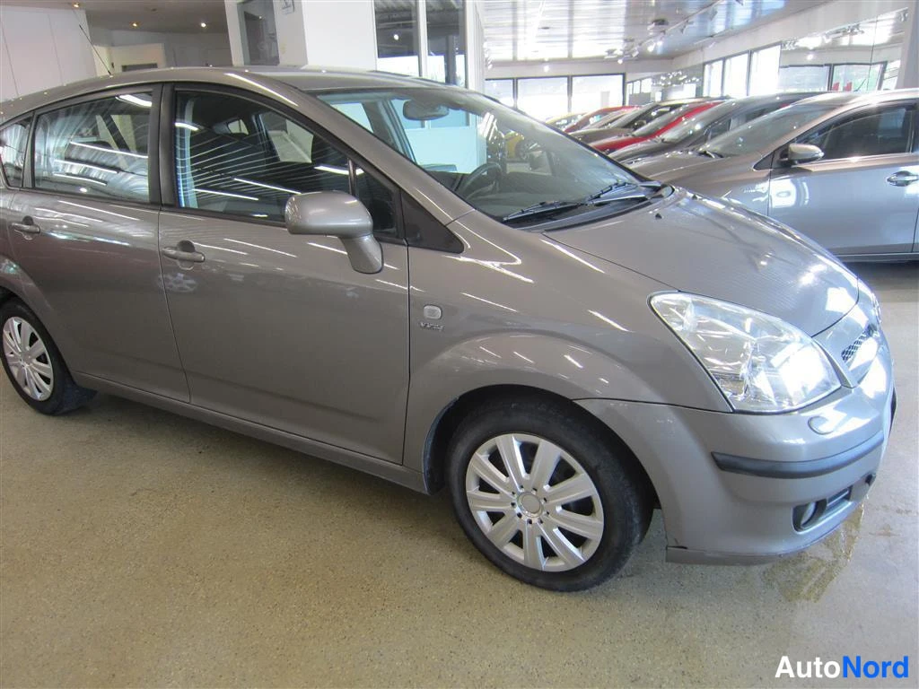 Beige Toyota Corolla Verso 2005, etuviisto, keula oikealle, kuva 3