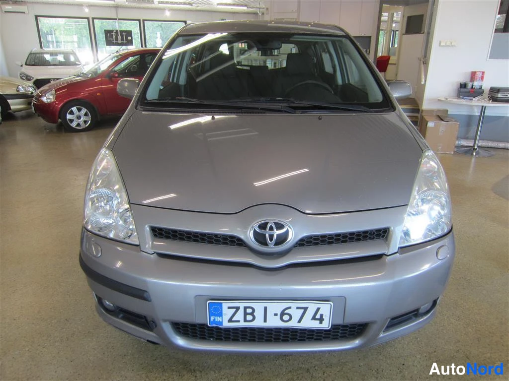 Beige Toyota Corolla Verso 2005, edestä, kuva 4