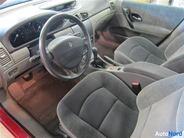 Punainen Renault Laguna 2001, ohjaamo, kuva 6