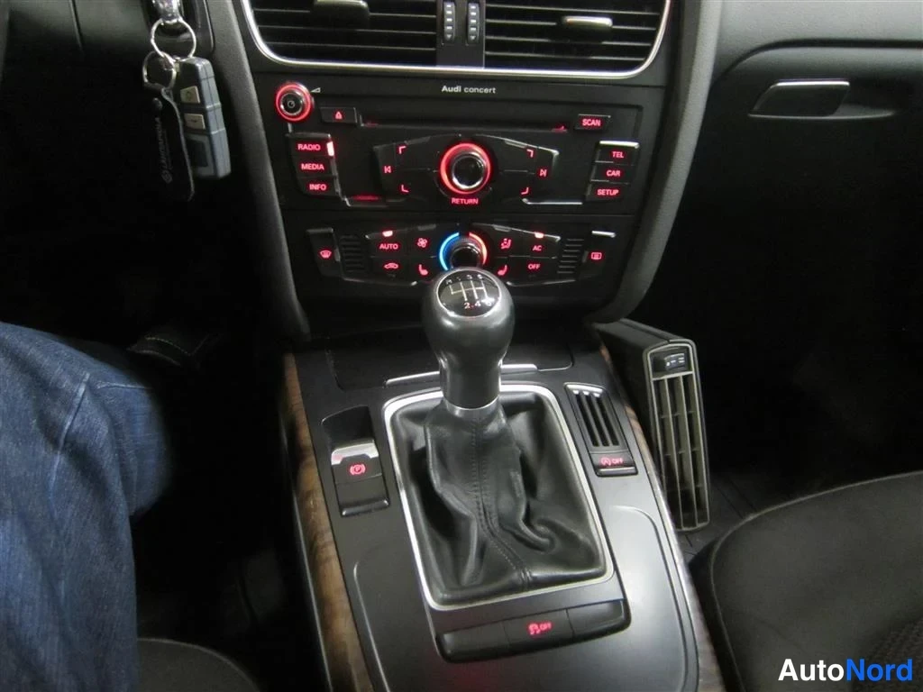 Beige Audi A4 Allroad 2010, ohjaamo, kuva 10