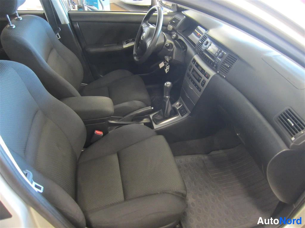 Hopea Toyota Corolla 2005, ohjaamo, kuva 11