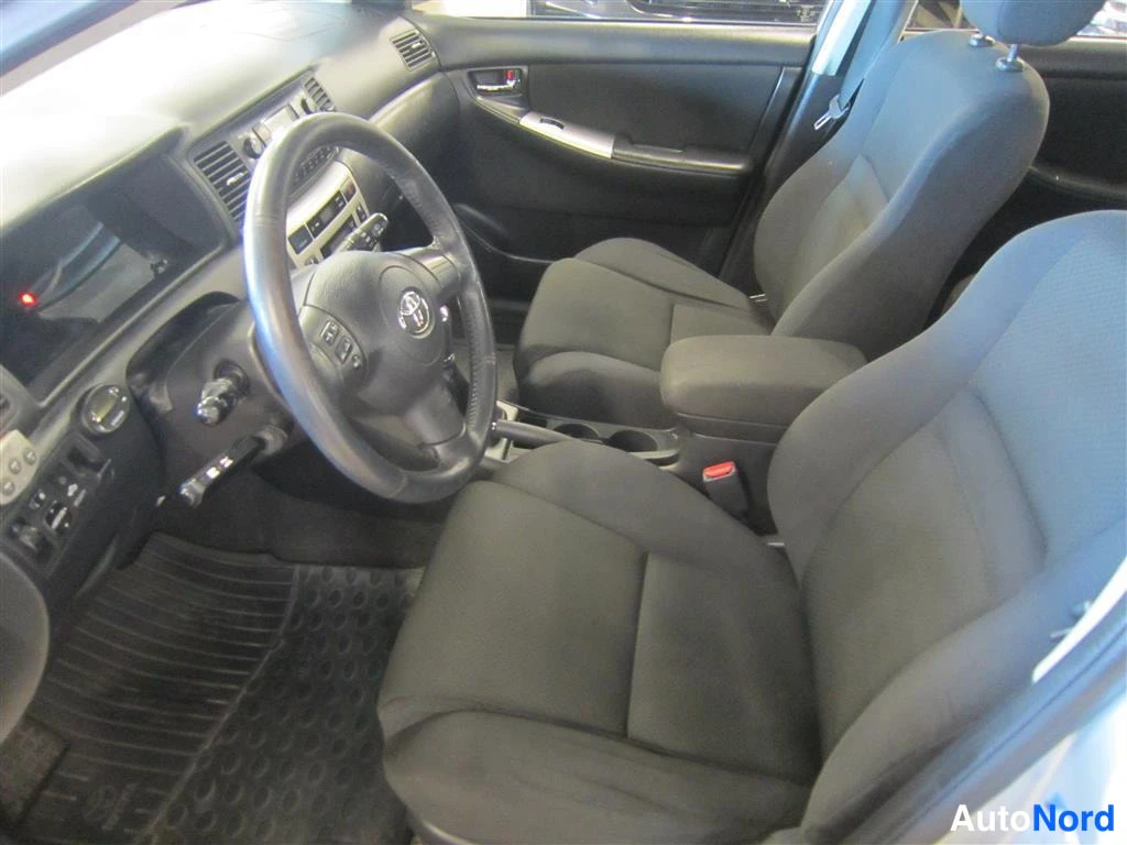 Hopea Toyota Corolla 2005, ohjaamo, kuva 9
