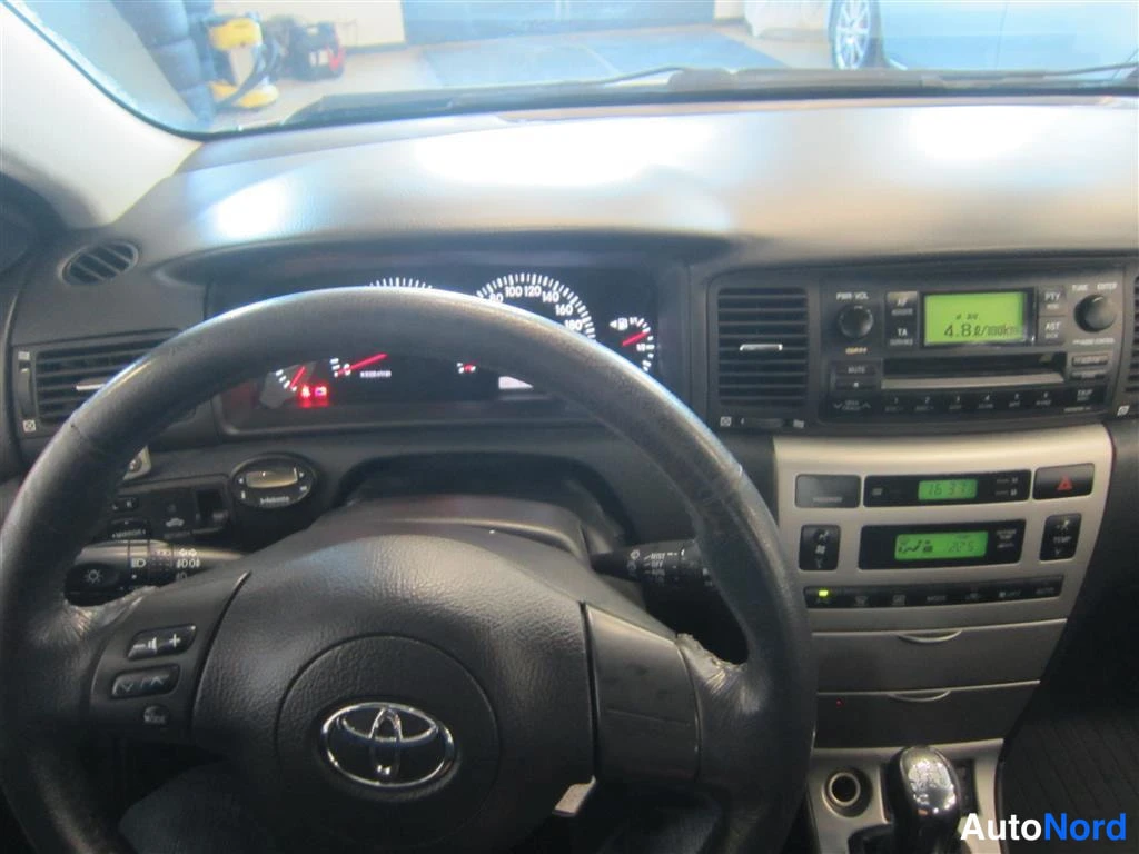 Hopea Toyota Corolla 2005, ohjaamo, kuva 10