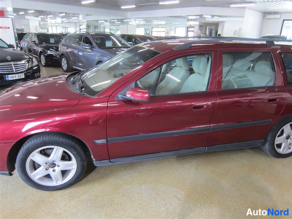 Punainen Volvo V70 2003, sivulta, kuva 4