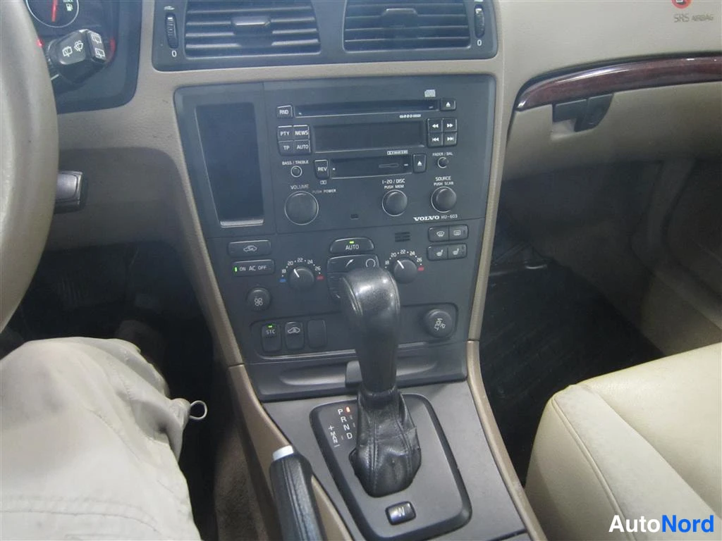 Punainen Volvo V70 2003, yksityiskohta, kuva 12