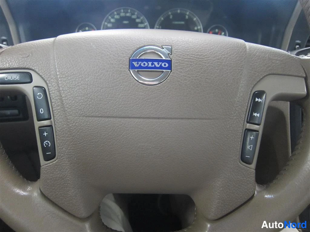 Punainen Volvo V70 2003, yksityiskohta, kuva 13