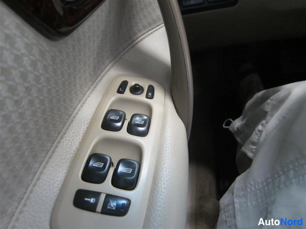 Punainen Volvo V70 2003, yksityiskohta, kuva 14