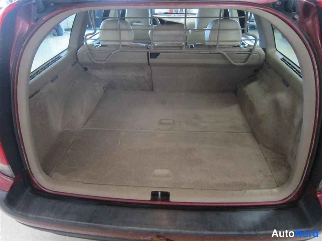 Punainen Volvo V70 2003, tavaratila, kuva 11