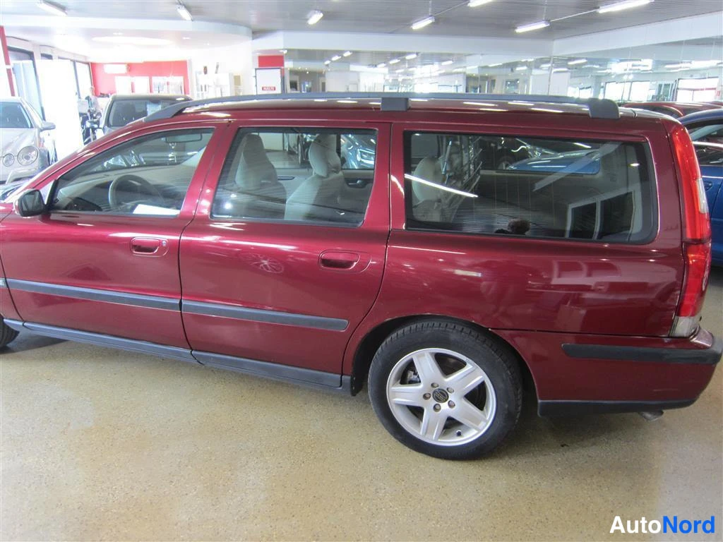 Punainen Volvo V70 2003, takaviisto, kuva 6