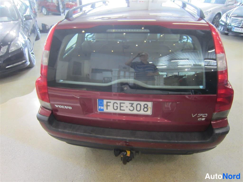 Punainen Volvo V70 2003, takaa, kuva 7