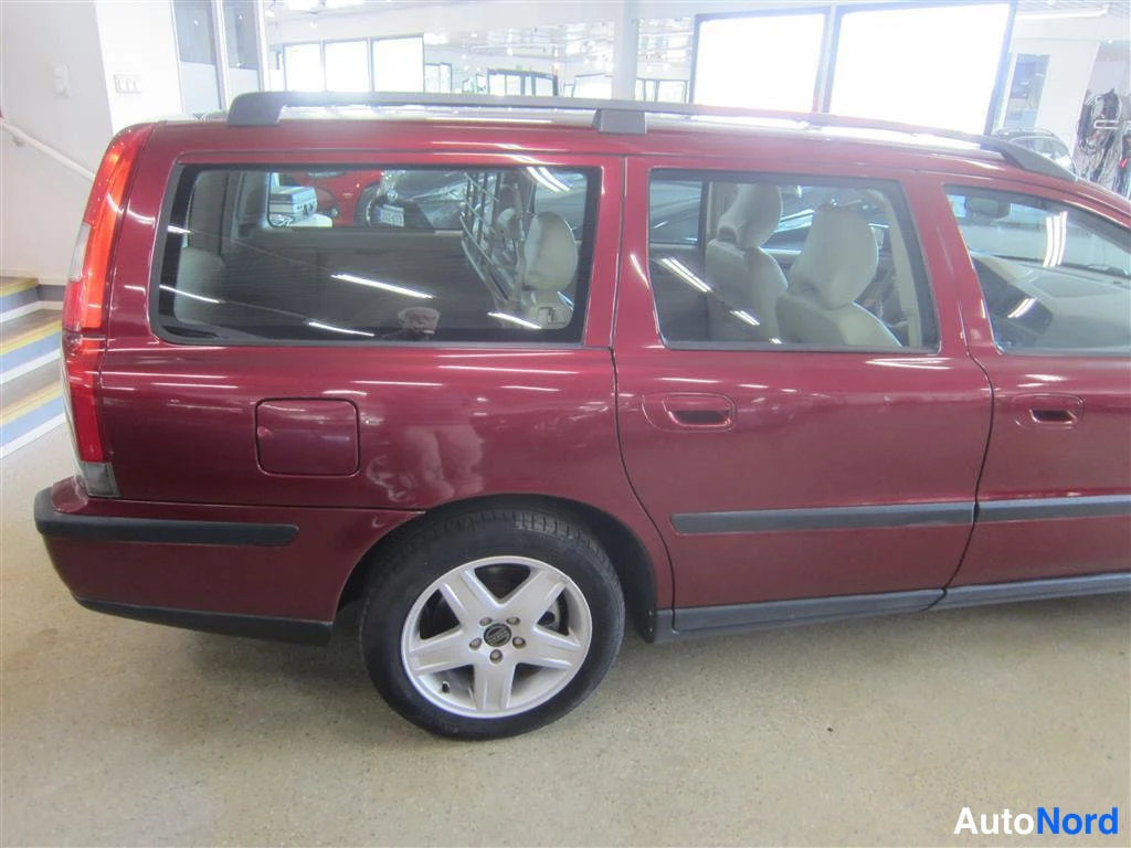 Punainen Volvo V70 2003, kuva 15