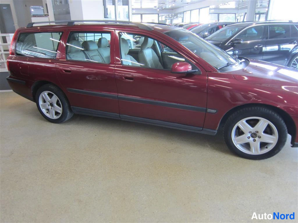 Punainen Volvo V70 2003, sivulta, kuva 5